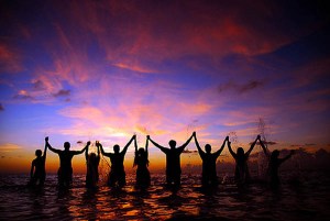 Holding-Hands-sunset